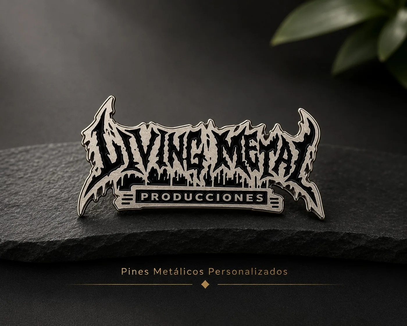Pin metálico Living Dead Producciones con acabado oscuro